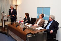 Minister Van Middelkoop ontvangt het visiedocument 'Woningmarkt in beweging' van Marlies Pernot, Rob Mulder en Bob Maas