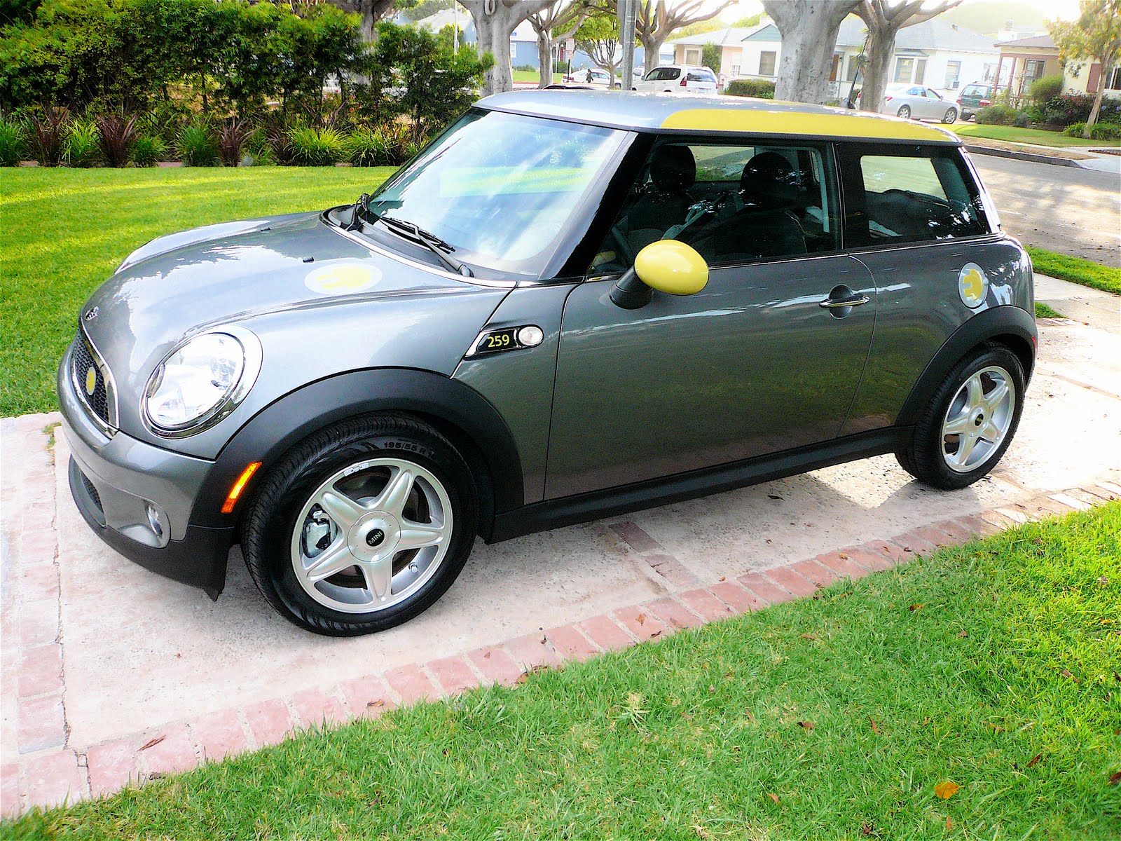 [Stef's+MINI+E.JPG]