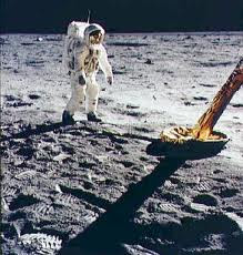 Tuirlingt ar an ghealach