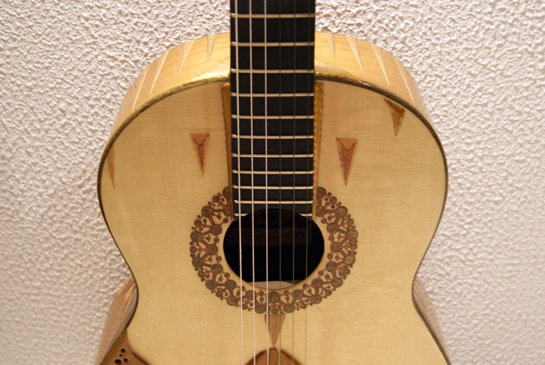 Acoustic golden powder straps on the sides