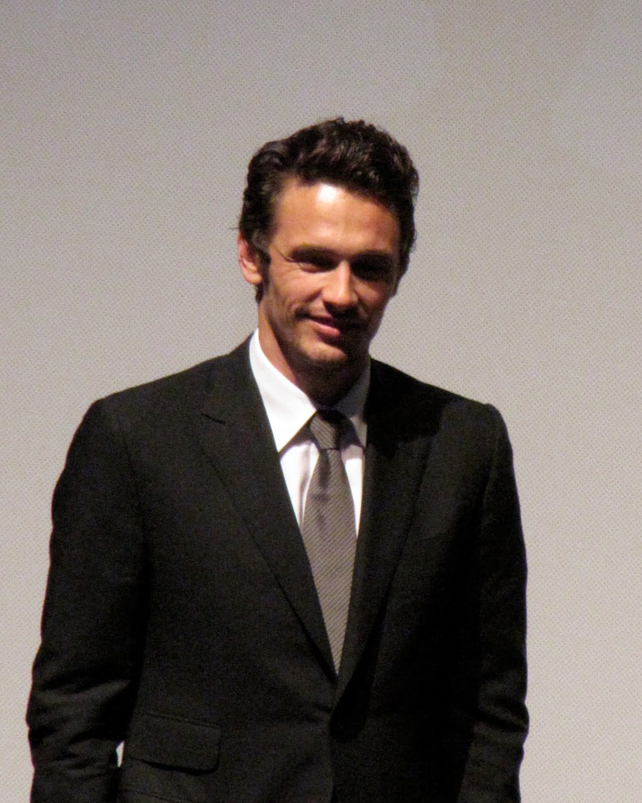 http://4.bp.blogspot.com/_5_7myy6XZuw/TJZF6sL108I/AAAAAAAAEo4/7gp9WUybNps/s1600/james+franco+-+127+hours+premiere.jpg