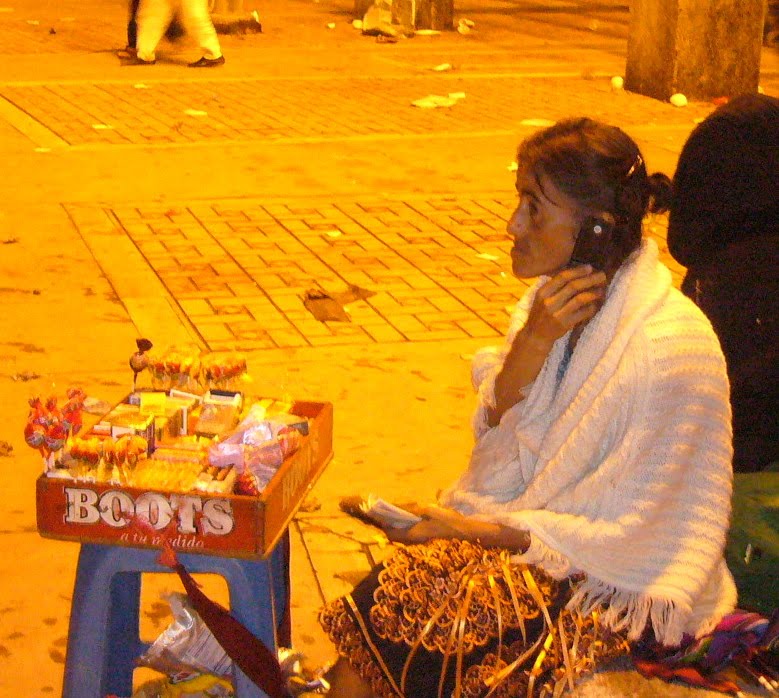 [080914,+anciana+con+movil.JPG]