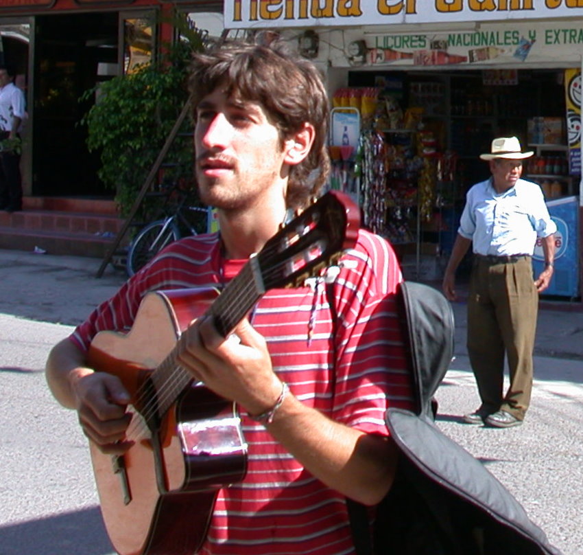 [041002,+tienda+el+gallito.JPG]