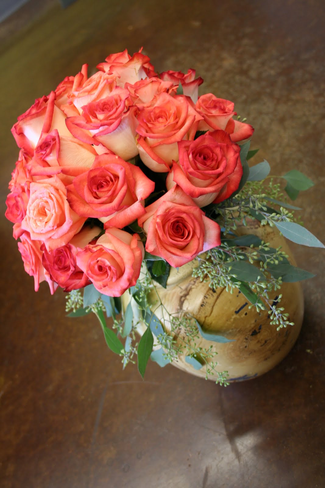 blog So pretty! A unique vase with roses