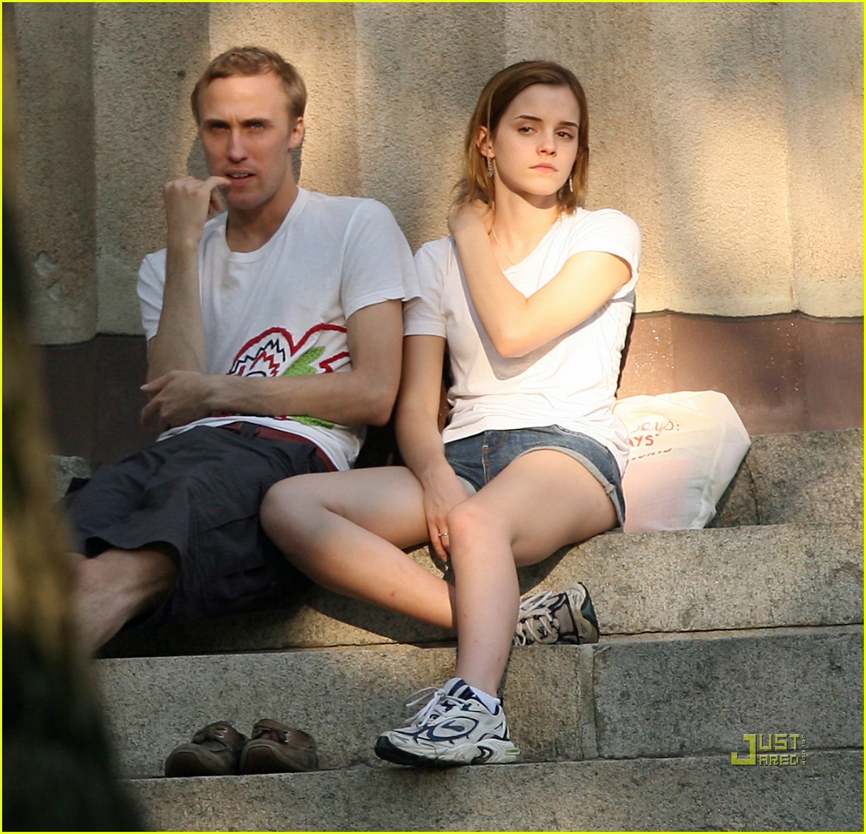 http://4.bp.blogspot.com/_5aam16qU18M/S_emcT3TNjI/AAAAAAAADB4/Vleta09e5Hc/s1600/emma-watson-jay-barrymore-brown-university-05.jpg