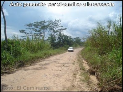 auto pasando por el camino a la cascada de chapawanki (lamas, peru) auto pasando por el camino a la cascada de chapawanki (lamas, peru)
