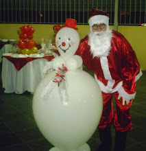 Animador Papai Noel ao lado do Boneco de Neve