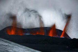 Gunung meletus di Islandia 1
