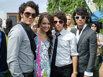 [3473_the+jonas+brothers+with+miley+cyrus.jpg]