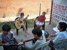 cumpas .u.b.bocha arqueros enseñando guitarra a los chicos del barrio