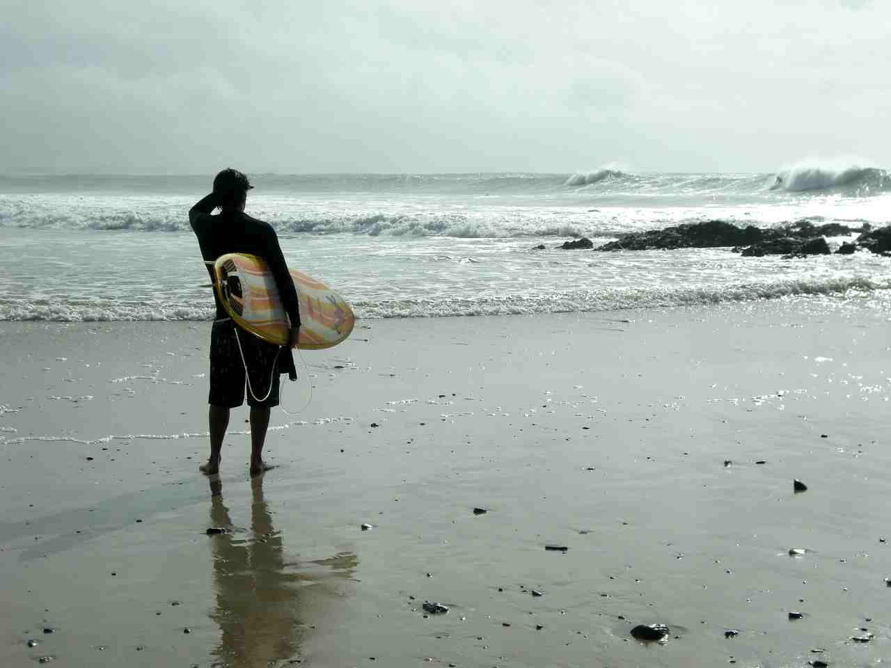 http://4.bp.blogspot.com/_5qBRw0lGyD8/S97lr7v4M0I/AAAAAAAAAWI/-iCwFSVQNew/s1600/surfista-olha-mar-the-pass-byron-bay.jpg