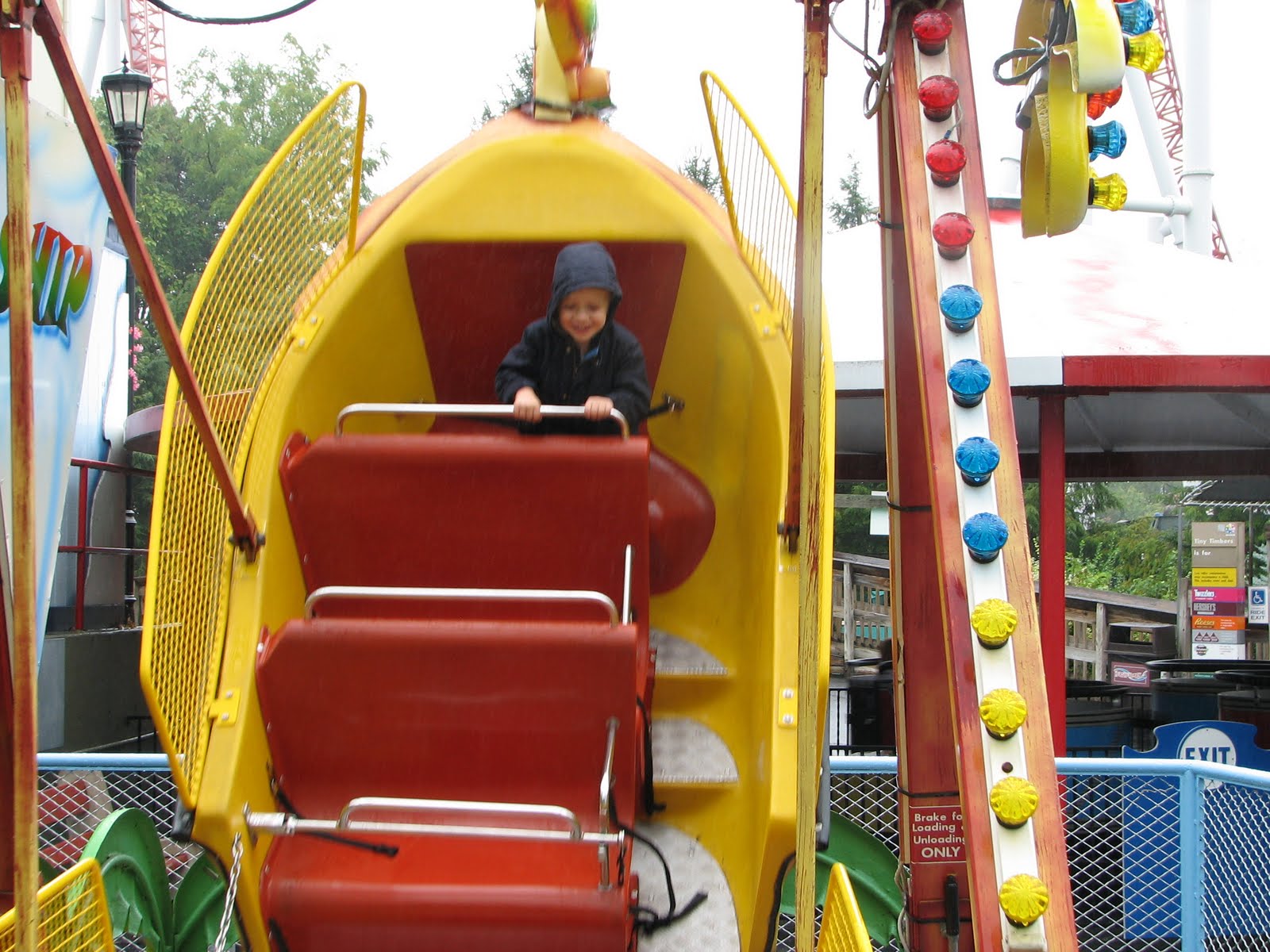 Jeff, Betsy, Josh, Katelyn, Meka & Medina Hershey Park Happy!