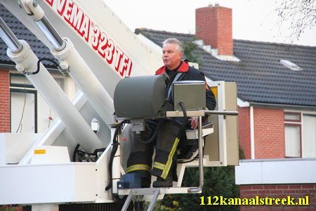 [28-12-09-Brandweer-helpt-man-uit-woning-03.jpg]