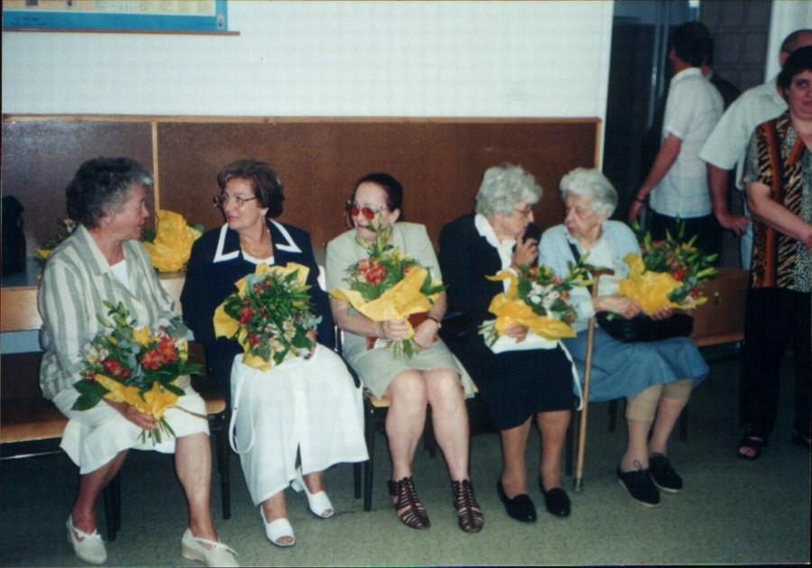 Edit, Ági, Mária, Zsuzsa és Kati néni 2001-ben