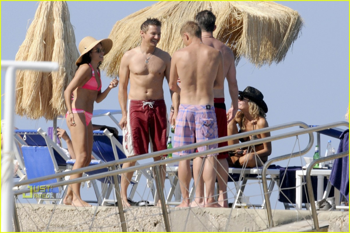 http://4.bp.blogspot.com/_5zib5jYA2yA/TDyxoncHmII/AAAAAAAABuY/MR9sM8Sgudg/s1600/channing-tatum-jeremy-renner-shirtless-04.jpg