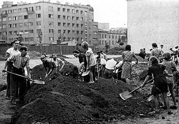 Men, women and children frantically dig trenches in Warsaw, Poland, hours before German warplanes began bombing the city on Sept. 1, 1939. (AP Photo)