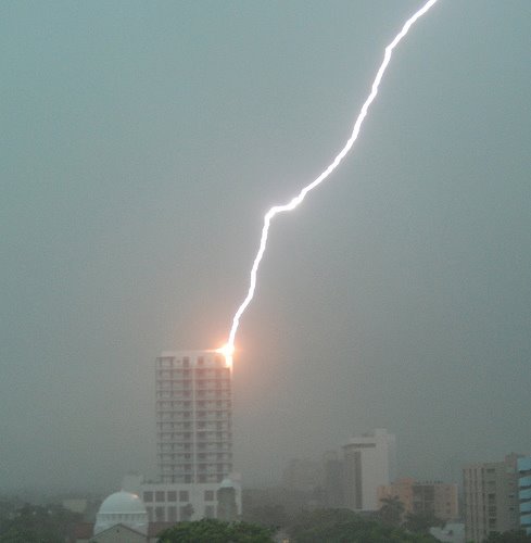 [rayo-sobre-edificio.jpg]