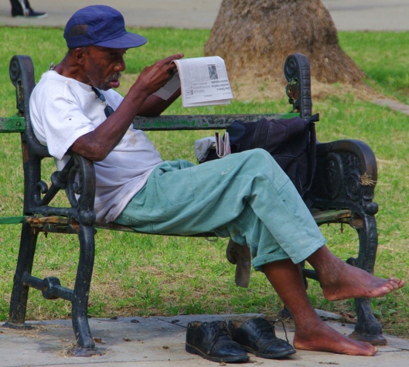 Negro+viejo+leyendo+el+Granma+en+parque.jpg (800&times;718)