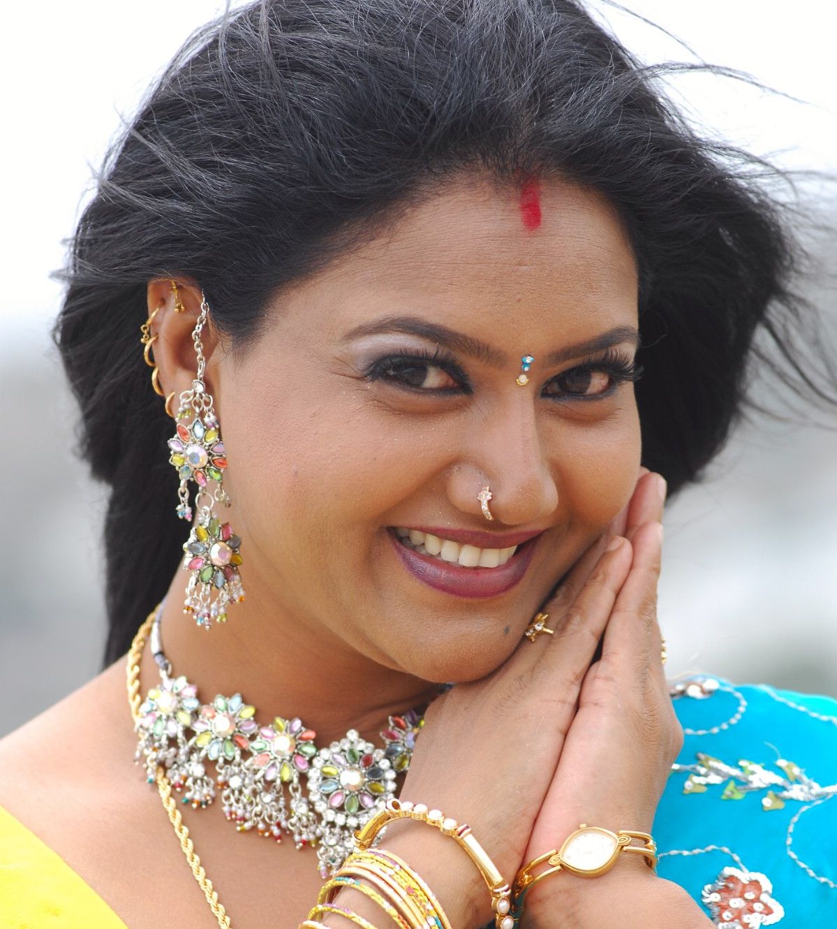 http://4.bp.blogspot.com/_60slBXUhkcw/TLA_n0EydGI/AAAAAAAAAoo/K6AeofQC6A0/s1600/Raksha+South+Hot+Aunty+Acctress+HQ+Pics+(15).jpg