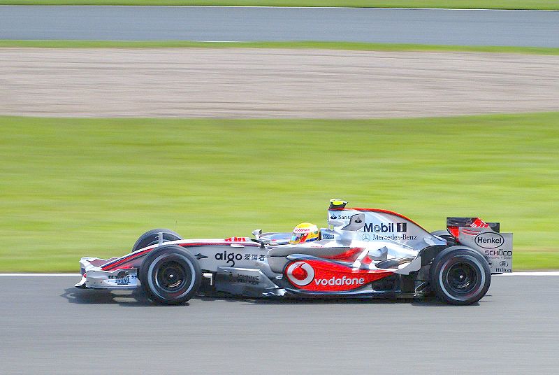 [800px-Lewis_Hamilton_2007_Britain.jpg]