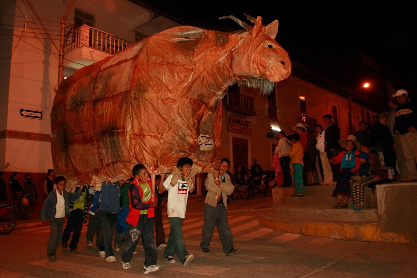 Desfile de animales gigantes en Cajabamba  - Fotos