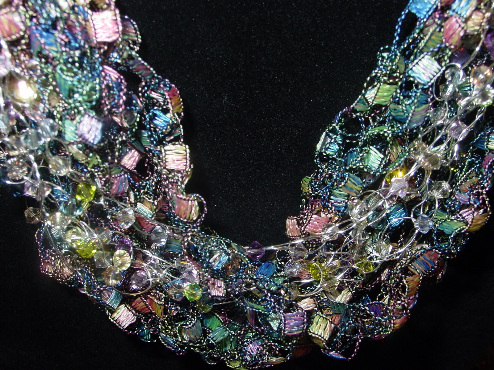 Abbi Berta: Free Demo Sunday! How to Crochet a Necklace! Part 1