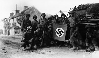 soldati americani con la bandiera nazista