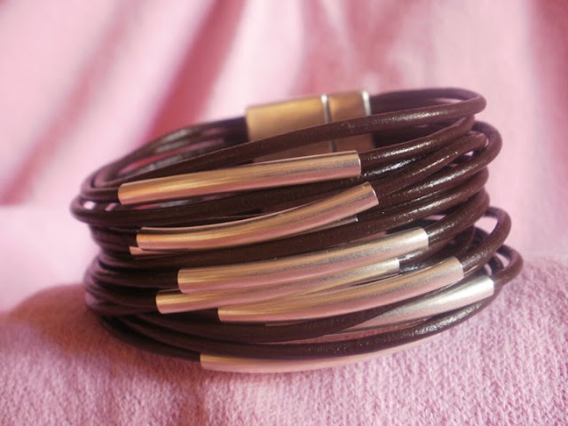 pulsera de cuero con tubos de zamak y cierre de iman pulseras y collares artesania en cuero y zamak