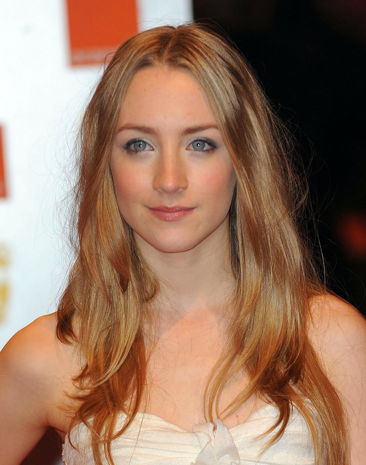 http://4.bp.blogspot.com/_6A8j2EQmANk/S8WGbSYrywI/AAAAAAAABEw/zAg56es_2_s/s1600/Saoirse+Ronan8.jpg