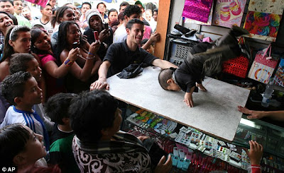 Meet Edward Nino Hernandez a World's shortest Man Pictures