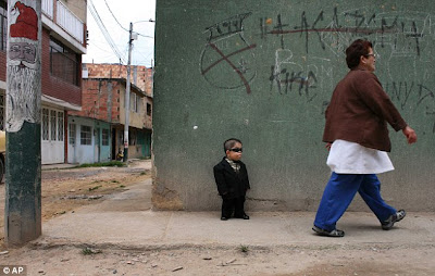 Meet Edward Nino Hernandez a World's shortest Man Pictures