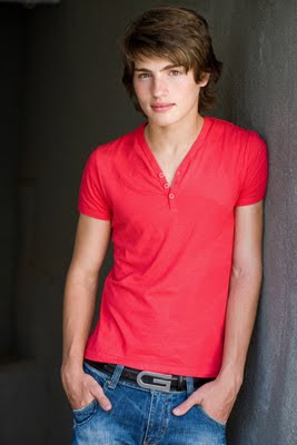 Gregg Sulkin , British actor