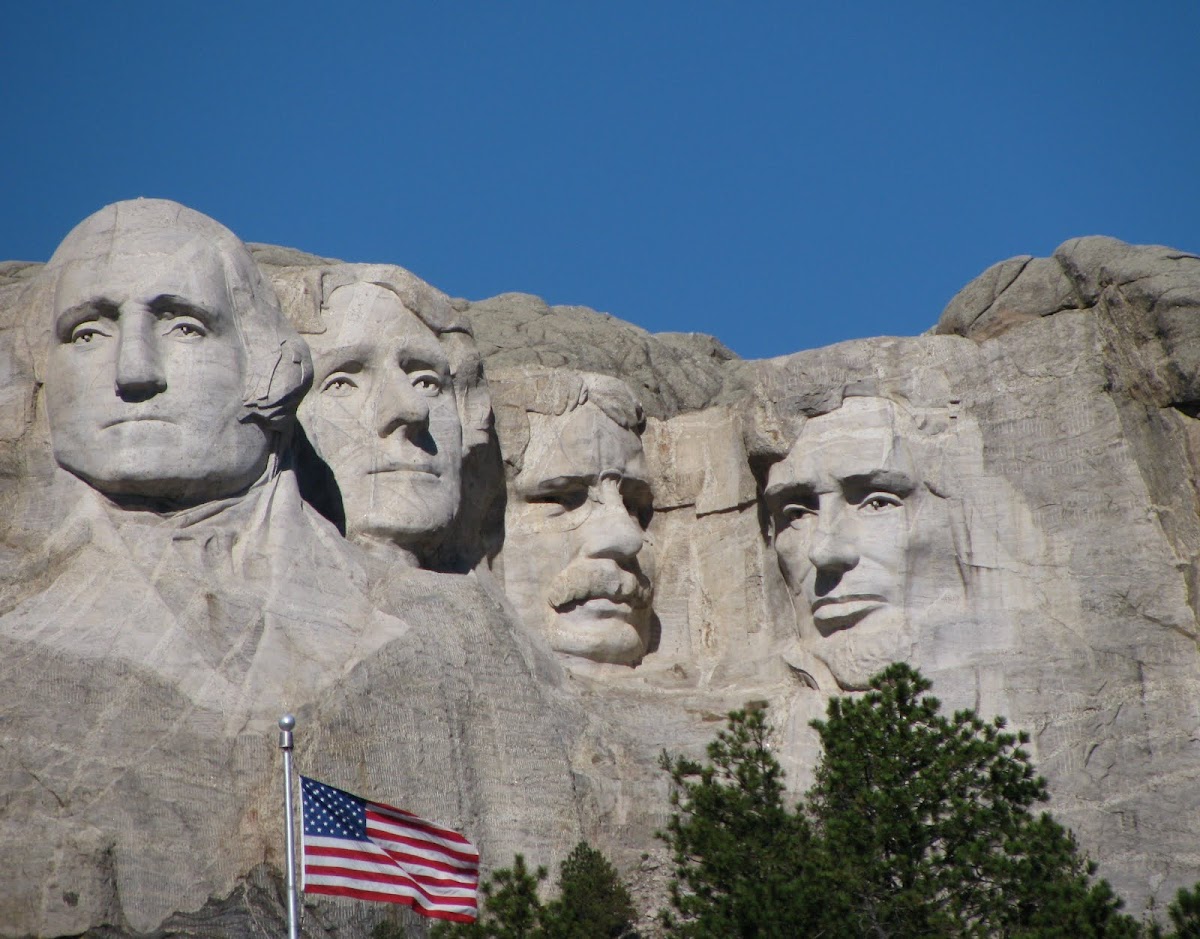 http://4.bp.blogspot.com/_6CgtTL8OqXs/TMxTNsV3vFI/AAAAAAAAAoM/V7SkCLCijPQ/s1200/Mt+Rushmore+with+Flag.jpg