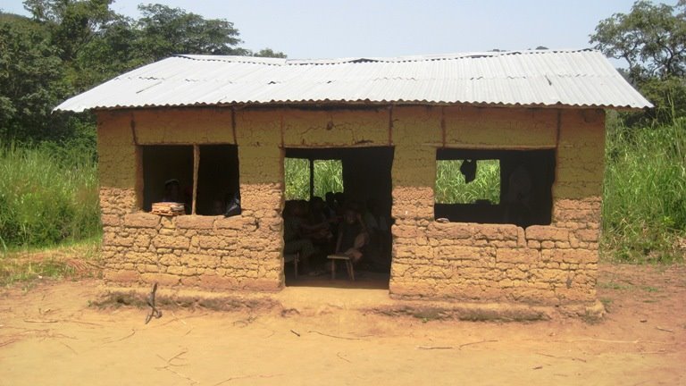 [Escuela+de+Kagbonka-Kakayoh.JPG]