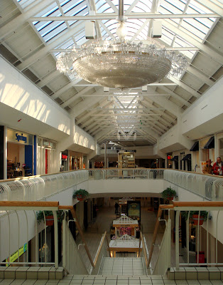 36 years ago today, the Crystal Mall in Waterford opened to the public.  Pictures with full directory of original stores: : r/Connecticut
