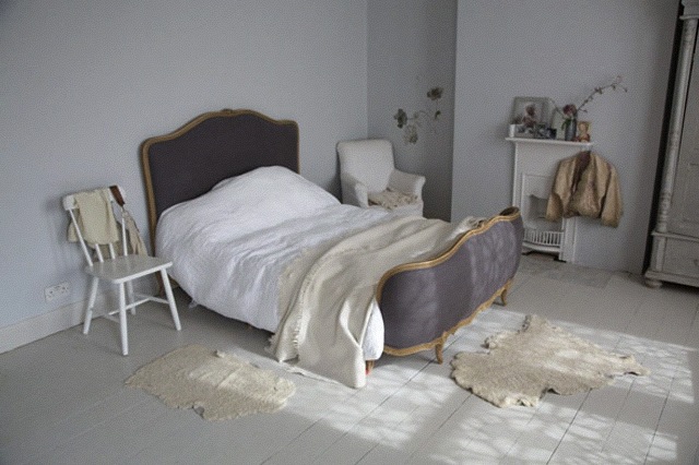 [grey+french+bed.jpg]