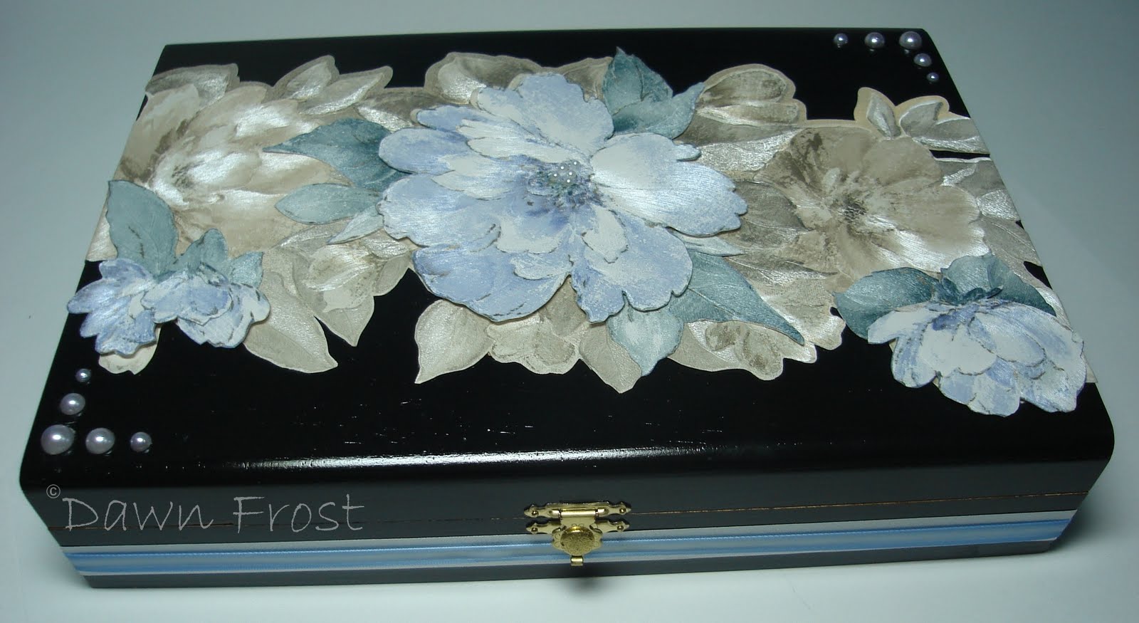 http://4.bp.blogspot.com/_6LffWV_J498/THPUl60__5I/AAAAAAAAA1w/QBv5hxezyYs/s1600/flowered+cigar+box.jpg