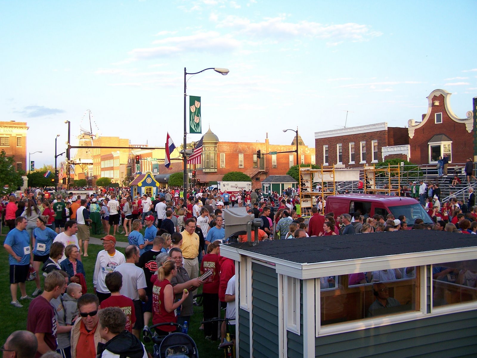 [Klompen+Crowd-751047.jpg]