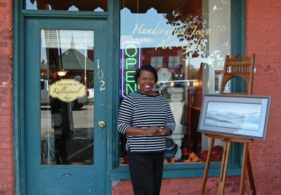 beautiful Dee Dee deserves to be proud of her new shop, Kalliepearl