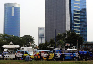 Mobil-mobil milik media terparkir di lapangan kosong di sekitar lokasi ledakan Mobil-mobil milik media terparkir di lapangan kosong di sekitar lokasi ledakan