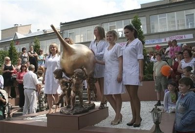 [russia_enema_monument.jpg]