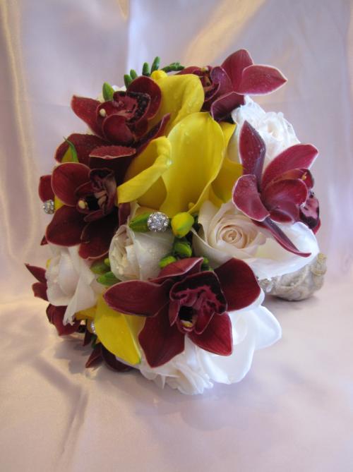 Simple Wedding Bouquet This Bouquet has a vibrant yellow calla lilies 