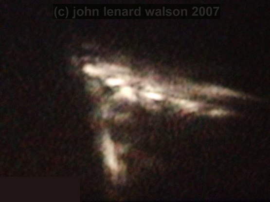 John Lenard Walson a filmer des objets énormes dans l'espace Jn12