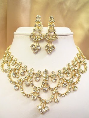 http://4.bp.blogspot.com/_6WuAVKOz2MA/TKEMvSEyEEI/AAAAAAAAAB8/zppN3GRlNaM/s640/Bridal+Necklace+and+Earring+Sets,+Wedding+Gold+Jewellery+Designs.jpg
