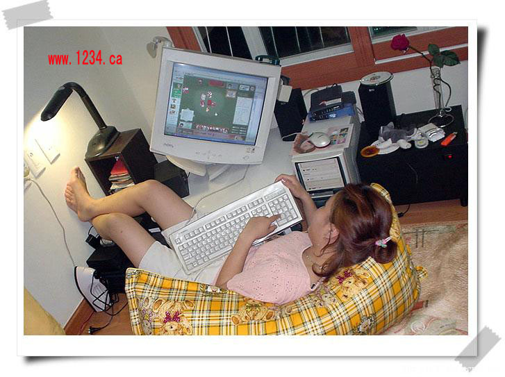 Русская сестра мешает брату играть в компьютер