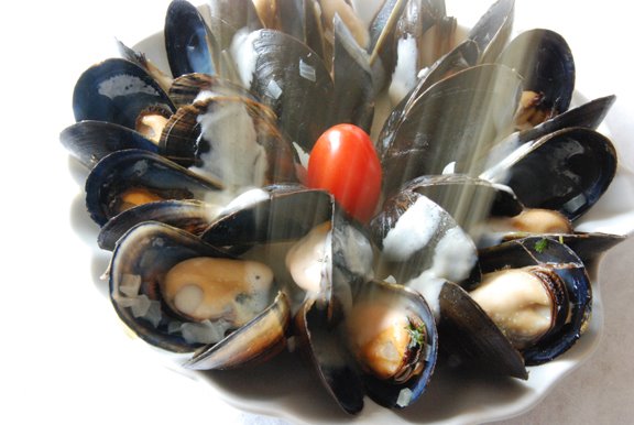 Mouclade (Mussels with Wine and Cream Sauce)