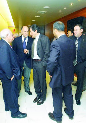 cuchicheos de Rabanal, Areces, y Javier Fernandez (PSOE) en semeya de Jesús Farpon pa La Nueva España cuchicheos de Rabanal, Areces, y Javier Fernandez (PSOE) en semeya de Jesús Farpon pa La Nueva España