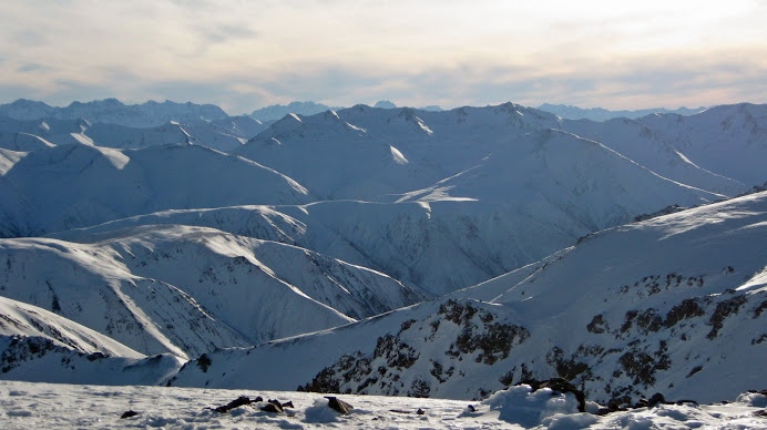 En haut de la station on a d'un côté les montagnes à perte de vue