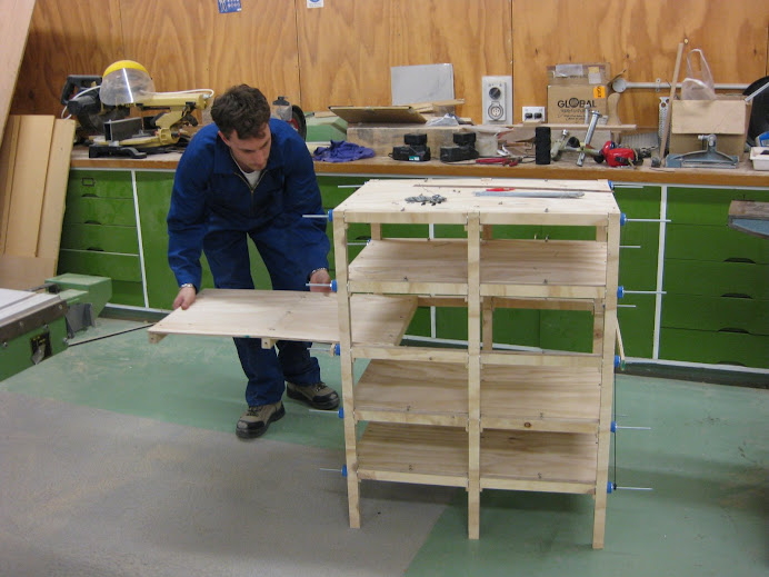 Pendant que Manu fabrique sa maison de poupée...