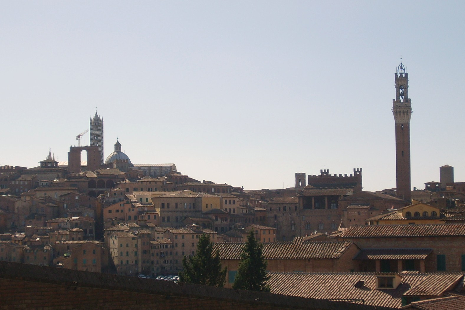 [The+Siena+skyline+from+the+steps+of+Santa+Maria+Servi,+panaroma+and+duomo+to+the+left,+the+tower+in+the+camp+to+the+right.JPG]